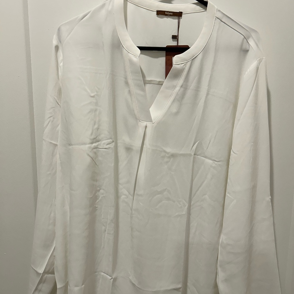 Gaharu (NWT) V-Neck Blouse with 3/4 Sleeve - Picture 2 of 6